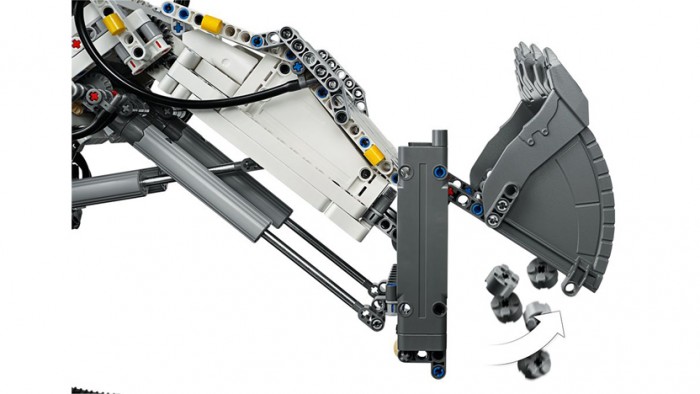Die Schaufel des LEGO Technic&trade; Liebherr Baggers kann geöffnet und gekippt werden. Gesteuert wird über die Control-Plus-App. (Bild: LEGO)